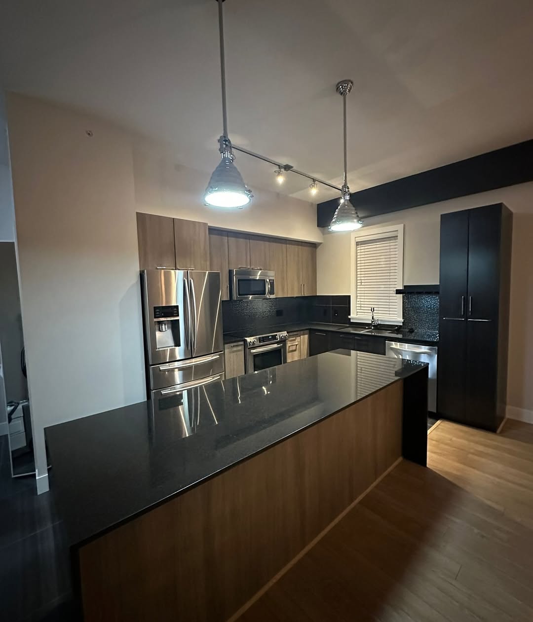 Photos of a well clean dining kitchen after deep cleaning service